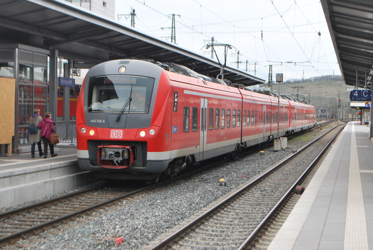 Triebzug der Baureihe 440 306-9 wartet am 30. März 2018 in Würzburg Hbf.