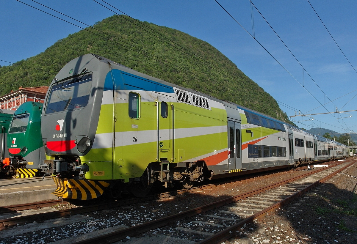 Triebzug der Baureihe EA 761 am 16.05.2015 im Kopfbahnhof von Laveno-Mombello Nord.
