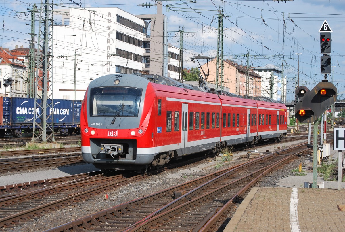 Triebzug Nr.440 304-4 rangiert im Wrzburger Hauptbahnhof (12. August 2013).