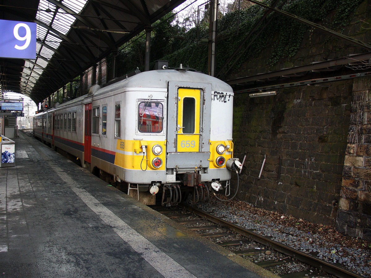 Triebzug der SNCB 659 von Aachen-Hbf nach Spa-Géronstère(B) bei der Abfahrt in Aachen-Hbf und fährt in Richtung Belgien.
Bei schöner Wintersonne am Nachmittag vom 31.1.2015. 