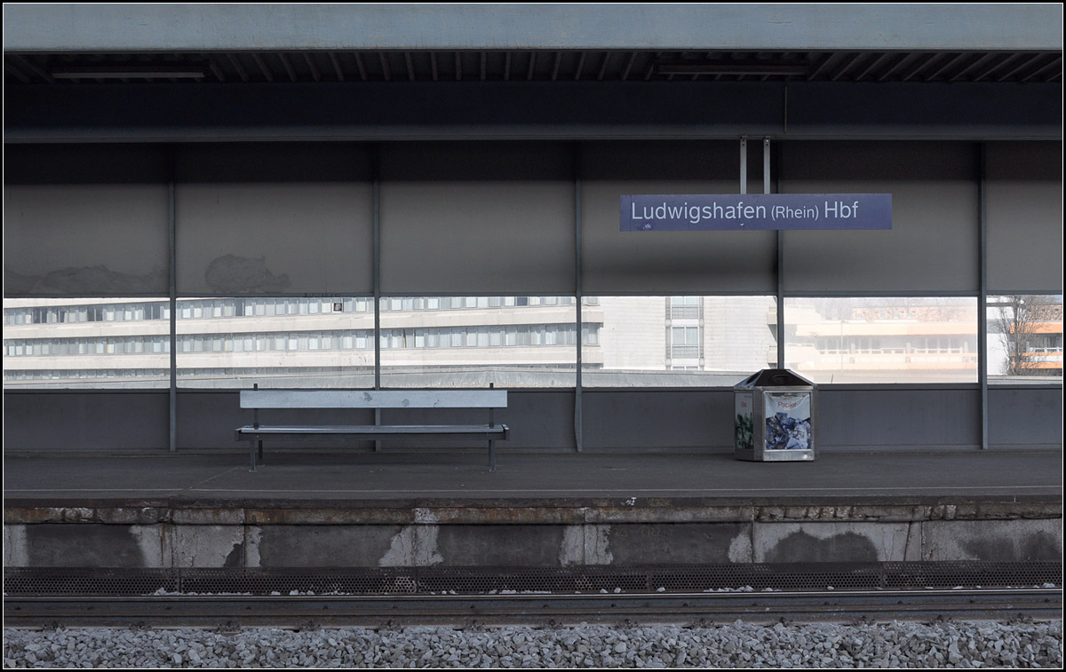 Tristes Stillleben -

Hauptbahnhof Ludwigshafen (Rhein).

28.03.2012 (J)