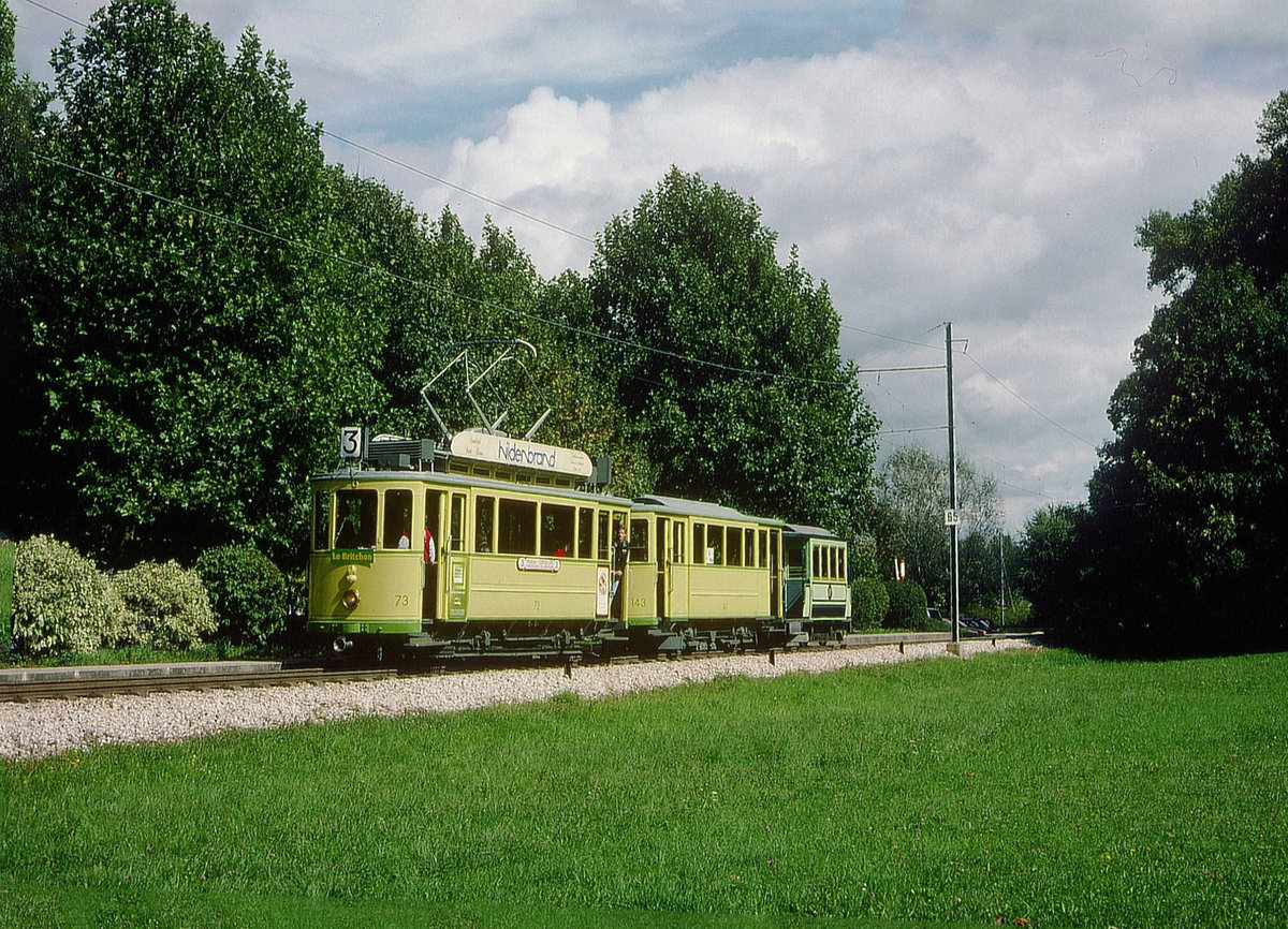 TRN/TN: Ein historischer Zug der Überlandbahn Neuchâtel-Boudry im September 1991 bei Colombier. Der seltene Dreiwagenzug bestand aus Be 2/2 73 (1921) + B2 143 (1914), + B2i 1 (1894).
Foto: Walter Ruetsch