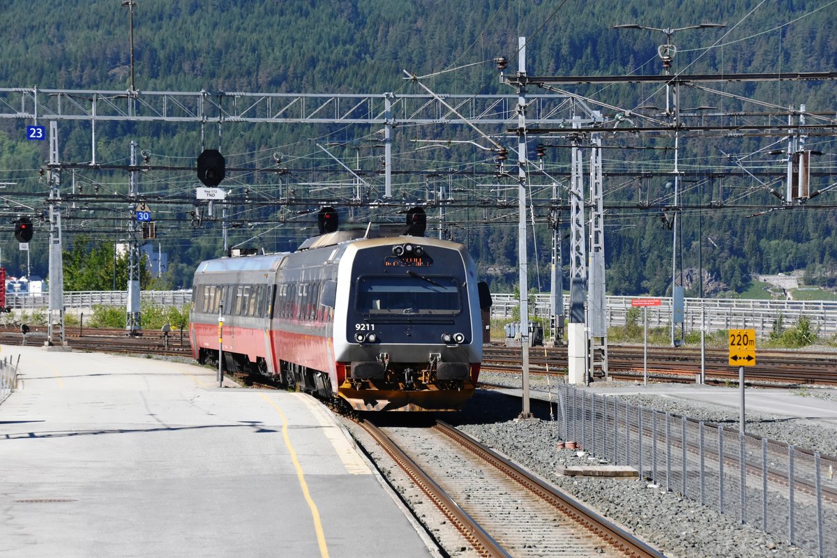 TRONDHEIM (Provinz Trøndelag), 30.05.2018, Regionalzug nach Steinkjer bei der Einfahrt