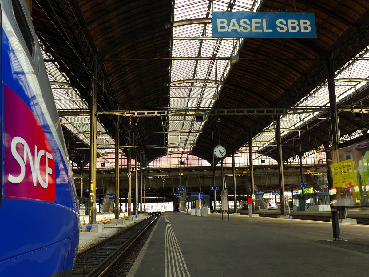 Trotz, dass die SNCF ihren eigenen Bahnhofsteil - Basel SNCF - hat, halten die meisten Züge im Bahnhof Basel SBB. So wie TGV 9222 (Zürich HB - Paris Gare de Lyon) bei seinem Richtungswechsel in der Stadt am Rhein. (Danek für die Verbesserung Oli!)

Basel SBB, 08. Mai 2016