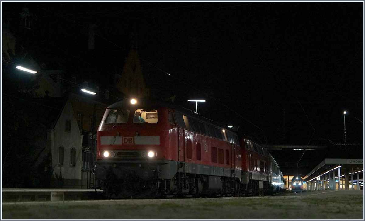 Trotz wenig Licht nach wie vor Eindrücklich, aber bald Vergangenheit: Die DB 218 433-1 und eine weitere V 218 übernehmen in Lindau den EC zur Weiterfahrt nach München. 
22. Sept. 2018 
