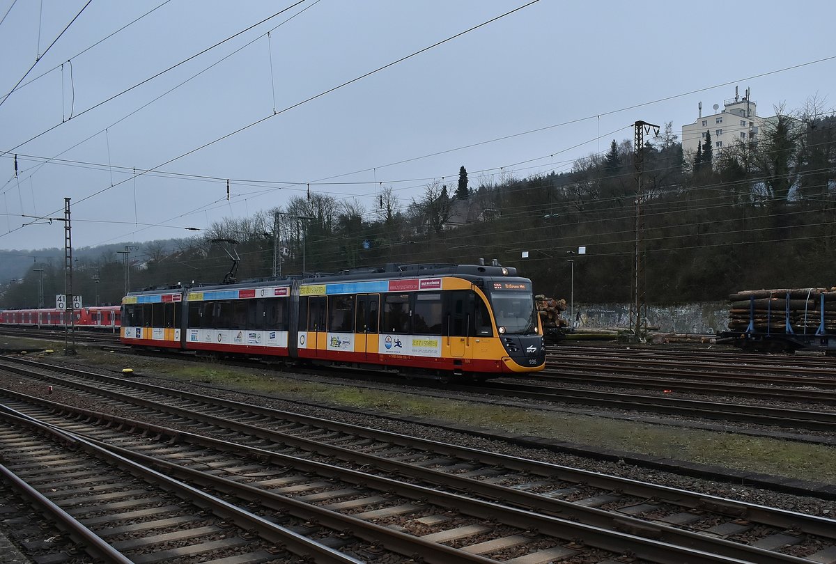 Trübes Wetter, buntes Zügle...S41 nach Heilbronn verlässt gerade Mosbach Neckarelz.
Zu sehen ist der AVG 936 am Samstag den 27.1.2018