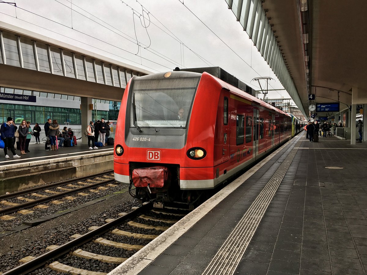 Trübsal war angesagt am 17.02.2017, an dem dieses Bild vom 426 020 (94 80 0426 020-4 D-DB) entstanden ist. Als Dienstfahrt hat er nach dem Wechsel von einer auf die andere Münster-Ruhrgebiet-Strecke den Bahnhof wieder zügig mit Hp1 verlassen. Diese  Umsetzfahrten  sind die einzige Möglichkeit, Quietsches hier  in Aktion  zu sehen, denn alle Regionalzüge werden hier mit anderen Baureihen gefahren.