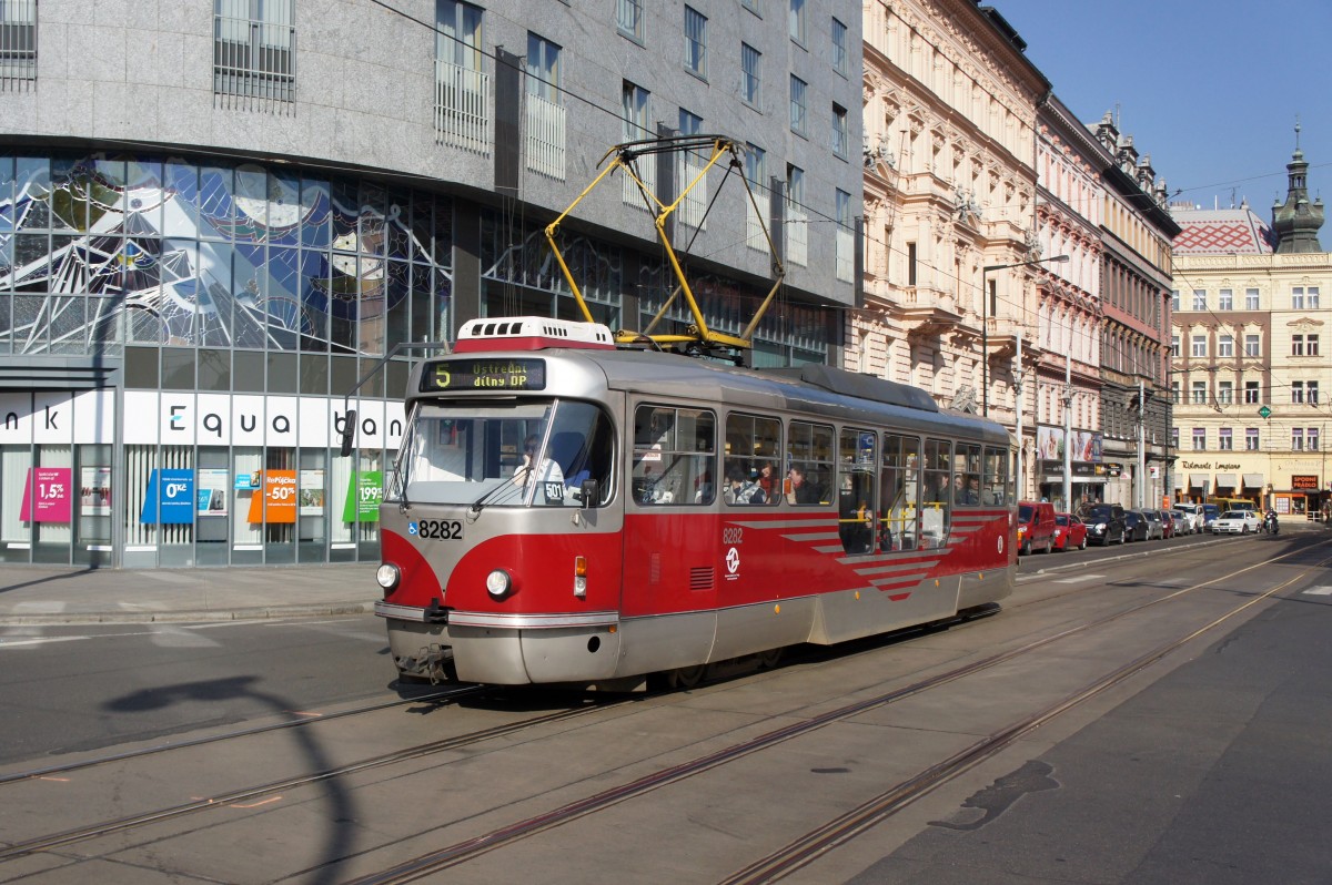 Tschechische Republik / Straßenbahn Prag: Tatra T3R.PLF - Wagen 8282 ...aufgenommen im März 2015 an der Haltestelle  Praha Masarykovo nádraží  in Prag.