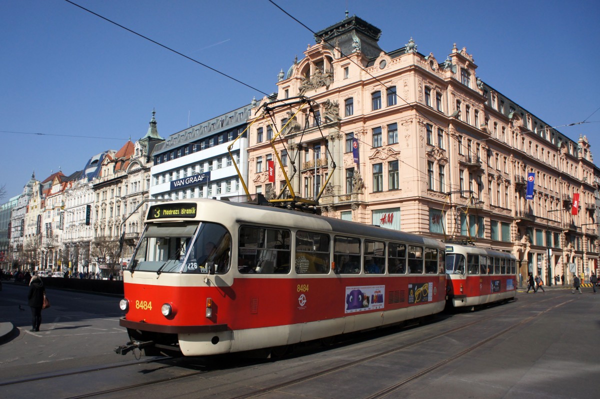 Tschechische Republik / Straßenbahn Prag: Tatra T3R.P - Wagen 8484 / Tatra T3R.P - Wagen 8485 ...aufgenommen im März 2015 an der Haltestelle  Václavské náměstí  in Prag.