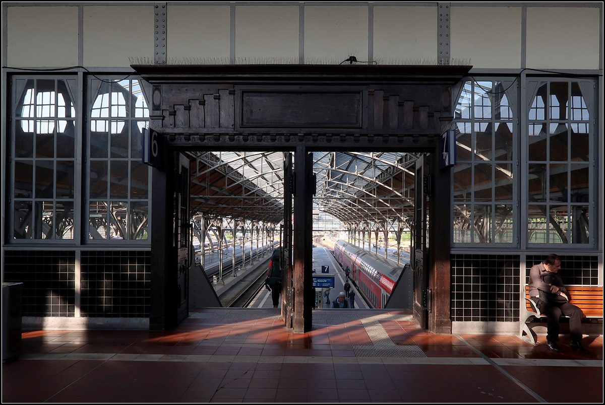 Türen zum Bahnsteig -

Hauptbahnhof Lübeck.

16.08.2018 (M)