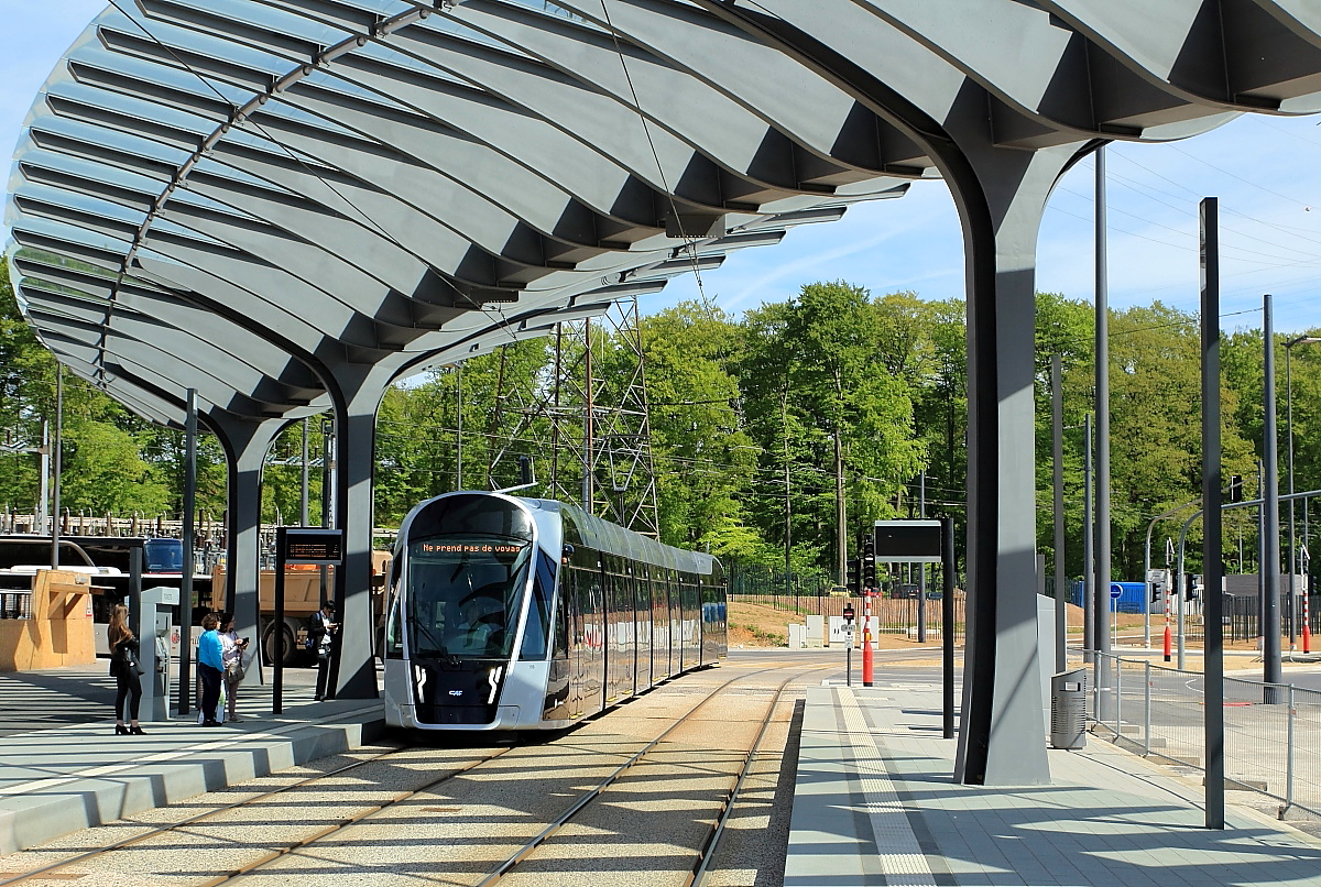 Tw 109 der am 10.12.2017 eröffneten Luxemburger Straßenbahn fährt am 27.04.2018 vom Betriebshof kommend in die Haltestelle Luxexpo ein