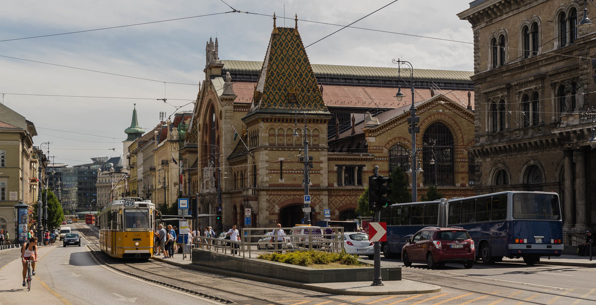 Tw 1349 beim Fahrgastwechsel vor der altehrwürdigen Markthalle  Nagy Vásárcsarnok 

29.Juni.2017