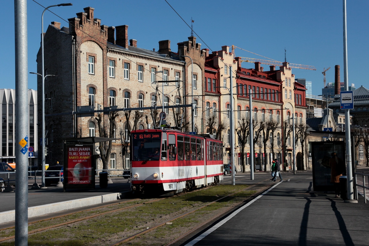 Tw 161 der Talliner Straßenbahn, eingesetzt auf der Linie 2, an der Hst. Kanuti am 08.05.2017. Bei diesem Tw handelt es sich um den eh. Erfurter KT4D 497, Bauj. 1986, dieser wurde 2008 nach Tallinn abgegeben 