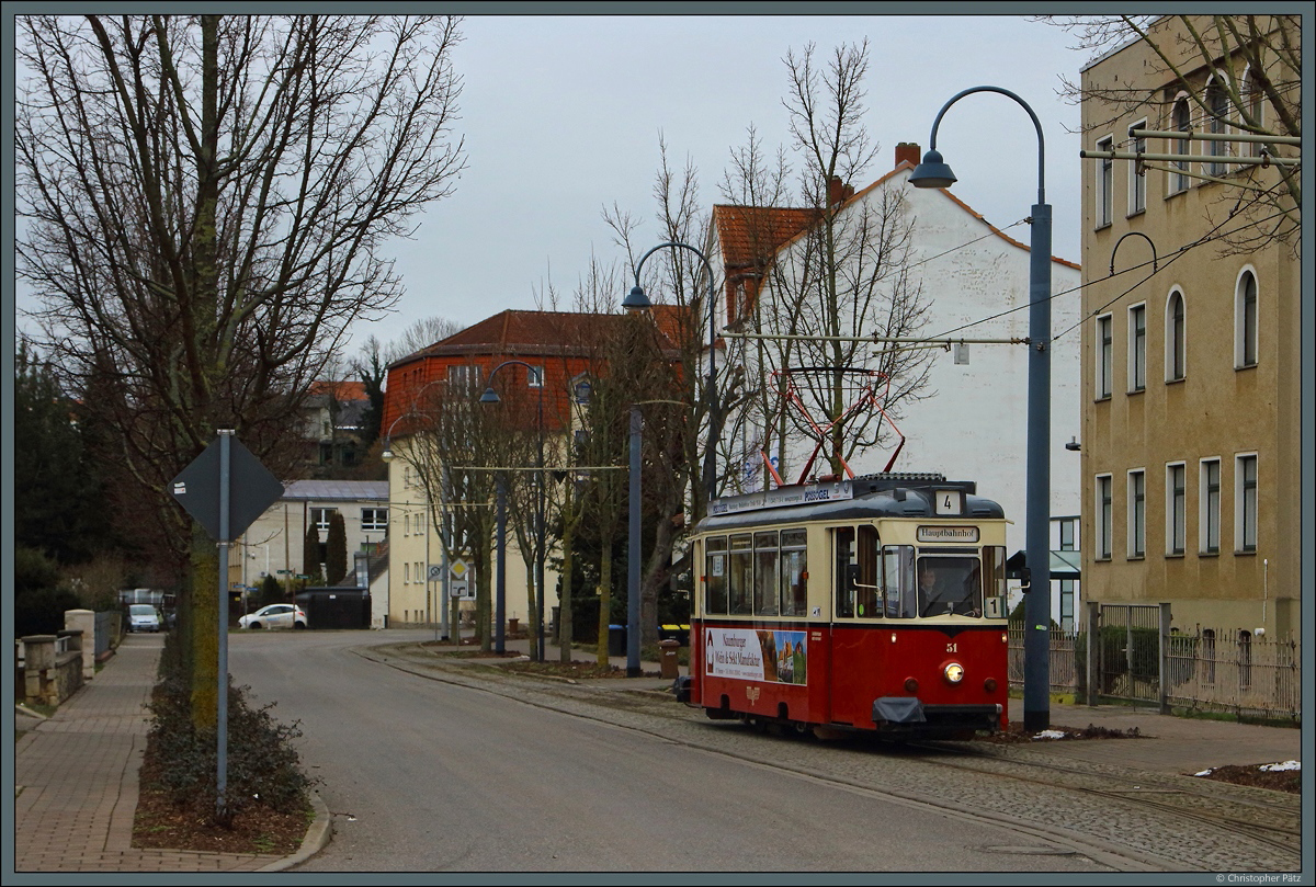 Tw 51 der Naumburger Straßenbahn rollt am 11.02.2018 durch die Bahnhofstraße der Saalestadt.