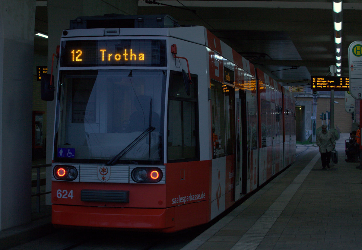 TW 624  der HVAG, Linie 12 , Haltestelle Hbf auf der Fahrt nach Trotha.
07.04.2107 19:28 Uhr.