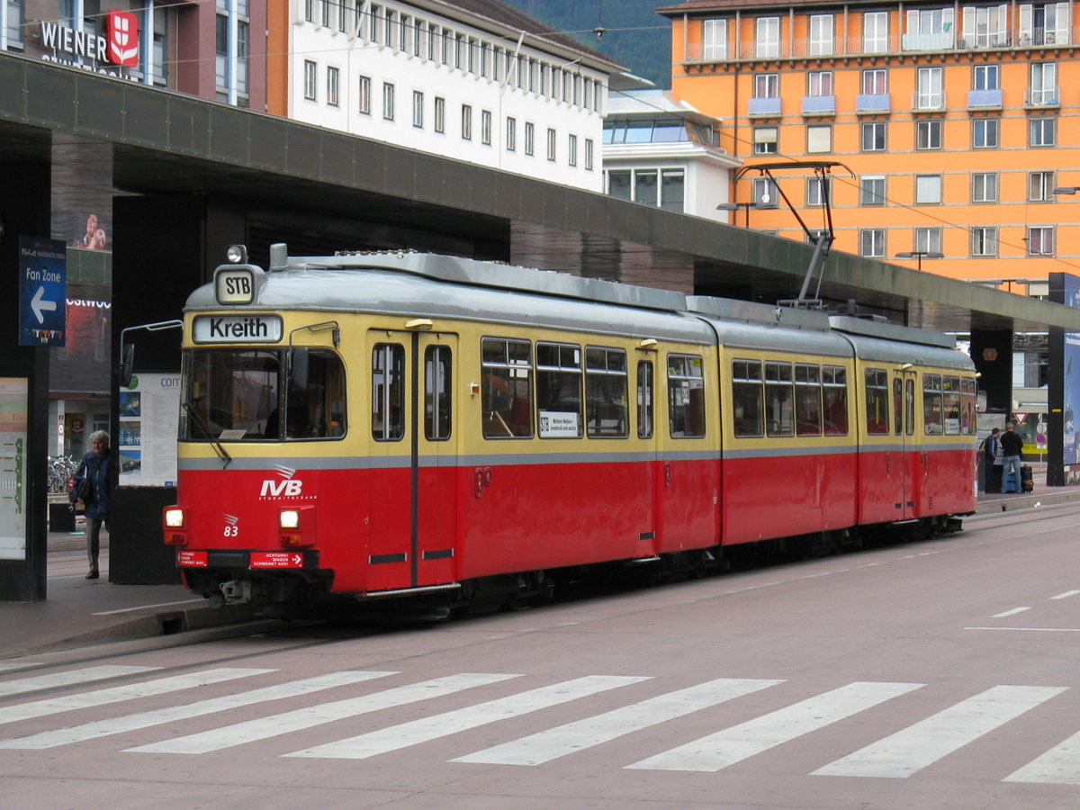 Tw 83 der Stubaitalbahn (ex-Hagen mit ex-Bielefeld Mittelteil) wartet an der Endhaltestelle Innsbruck Hauptbahnhof. Aufgenommen 15.6.2008.