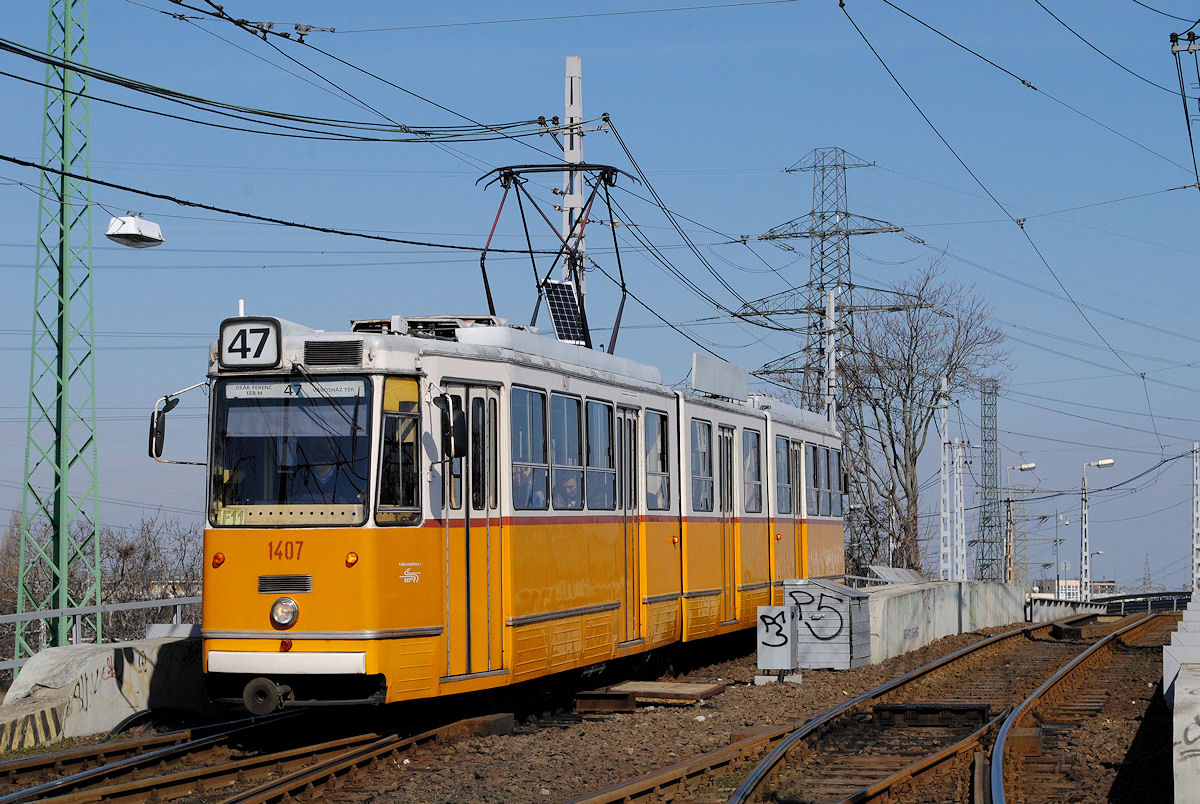 Tw.1407 bei der Haltestelle Budafoki Elagazas, die den Abzweigpunkt zwischen der Linie 41 nach Kamaraerdö und der Linie 47 nach Budafok - Varoshaz ter bildet. (10.03.2018)