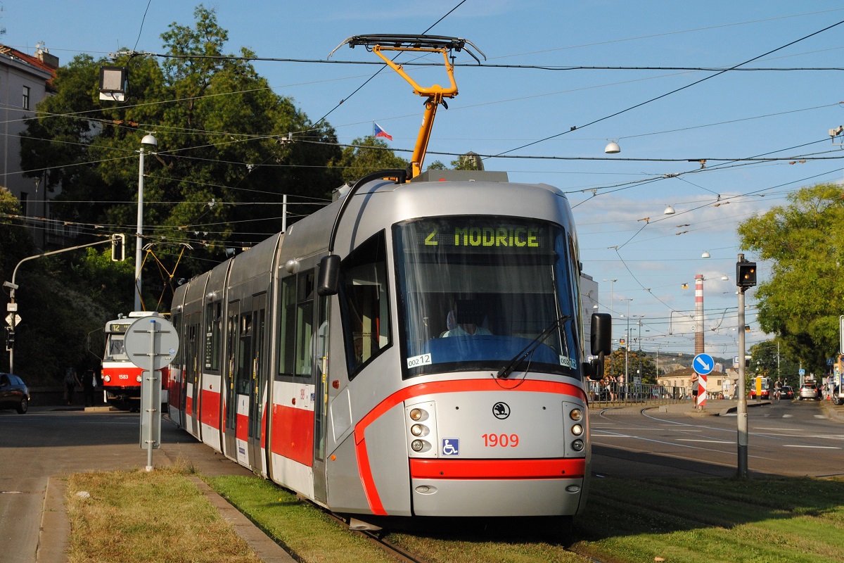 Tw.1909 als Linie 2 nach Modrice an der Kreuzung Nove sady/ ul. Hybesova. (15.08.2018)