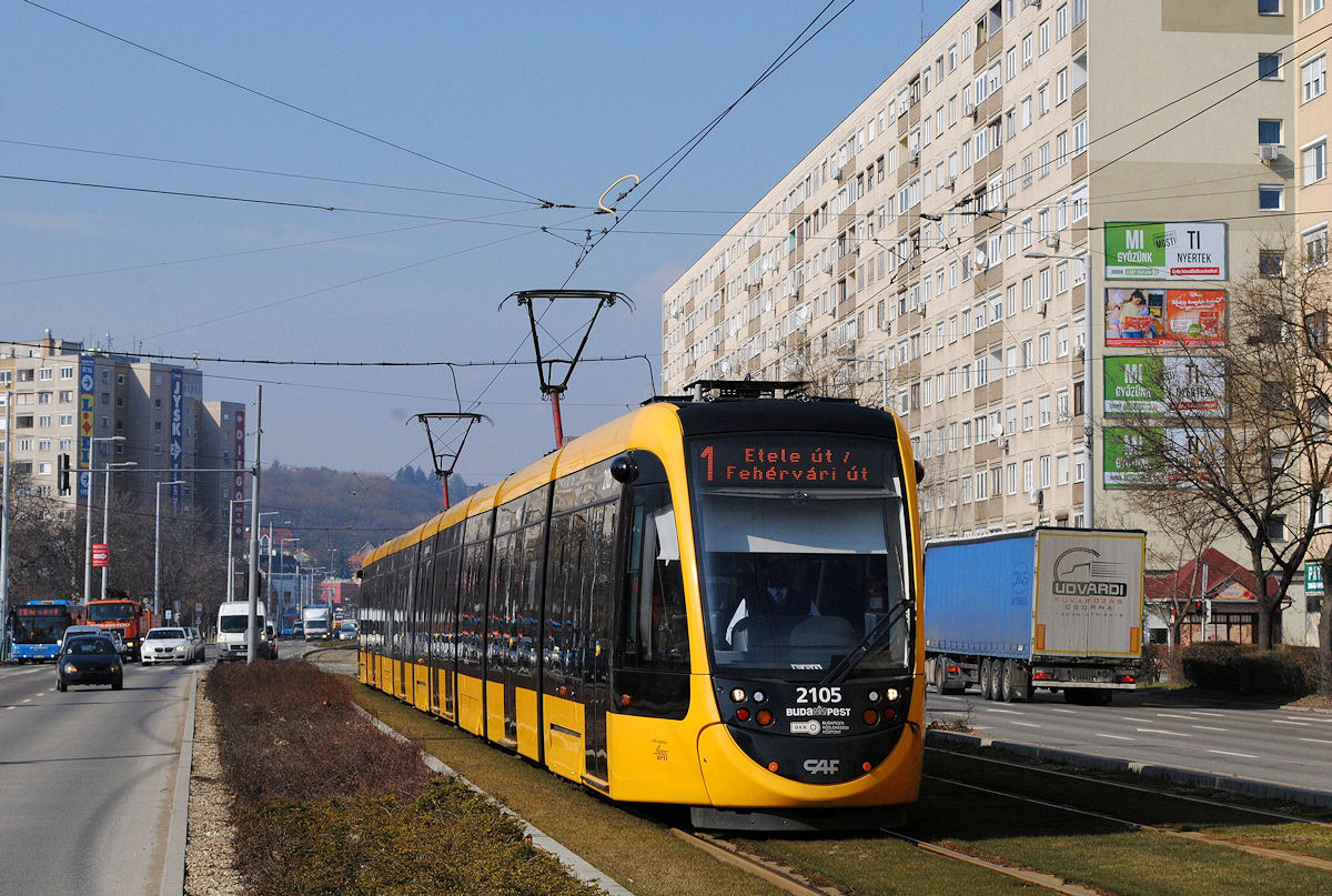 Tw.2105 in der Vörösvari ut kurz hinter der Haltestelle Varadi ut. (07.03.2018)