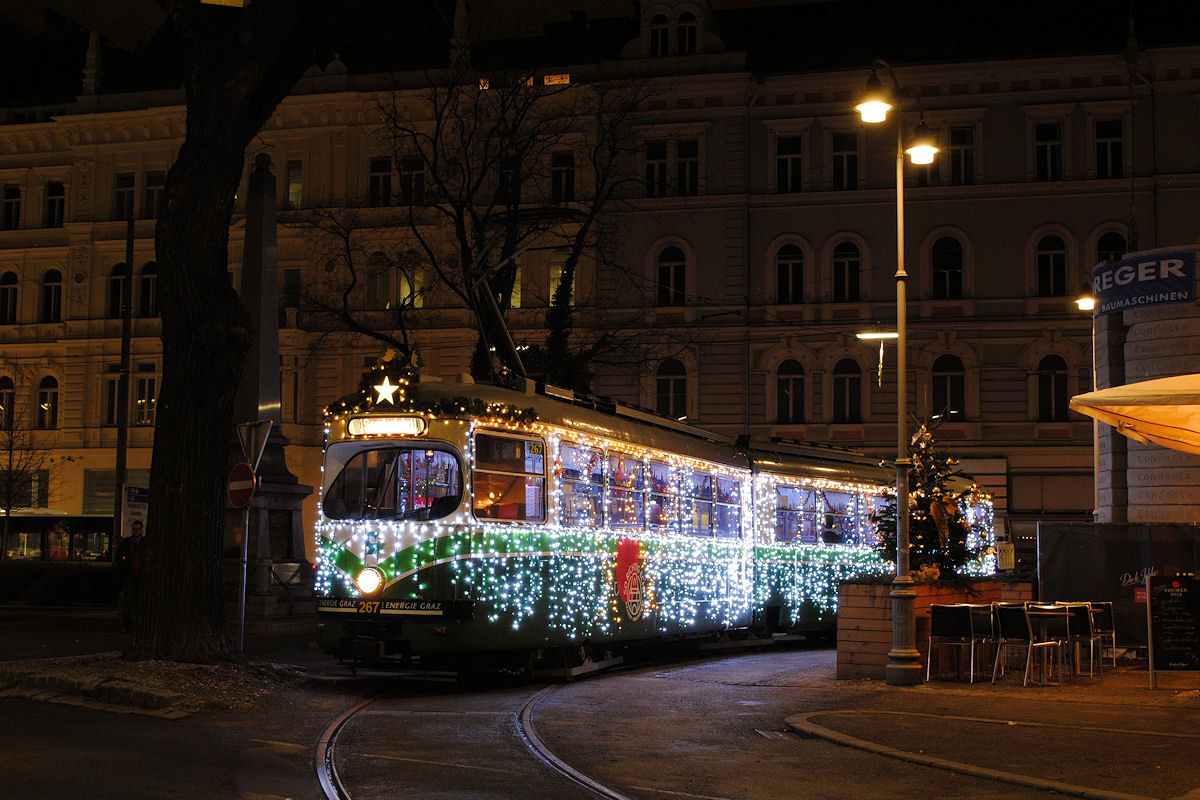 Tw.267 im Einsatz als  Adventbim  bei einer kurzen Pause in der Schleife Radetzkyspitz. (12.12.2017)