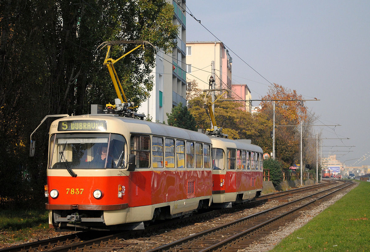 Tw.7837 + 7838 fahren als Linie 5 in der Račianska ulica und erreichen in Kürze die Haltestelle Pekna cesta. (06.11.2015)