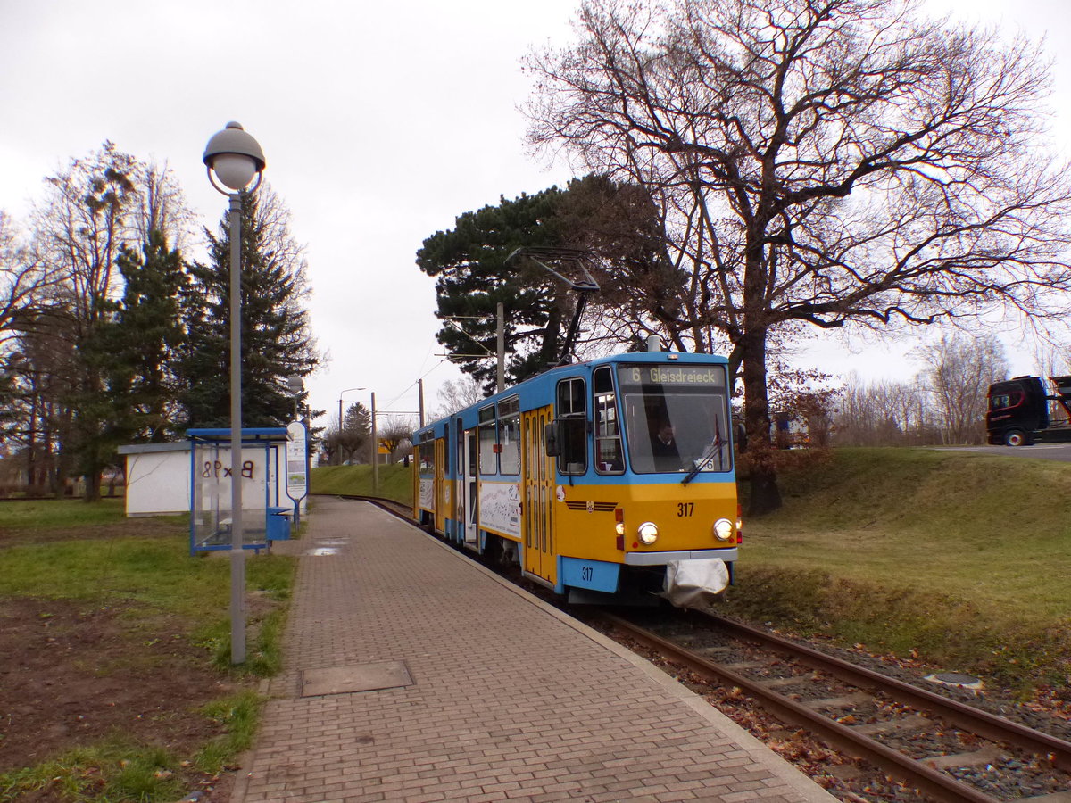 TWSB 317 als Linie 6 zum Gleisdreieck Waltershausen, am 31.12.2017 an der Haltestelle am Bahnhof von Waltershausen.