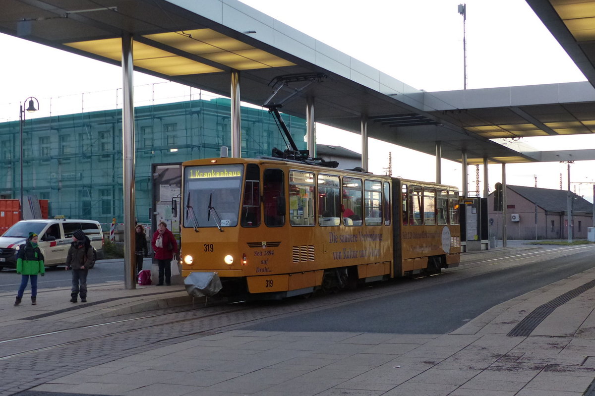 TWSB 319 als Linie 1 zum Krankenhaus, am 07.12.2017 am Bahnhof Gotha.