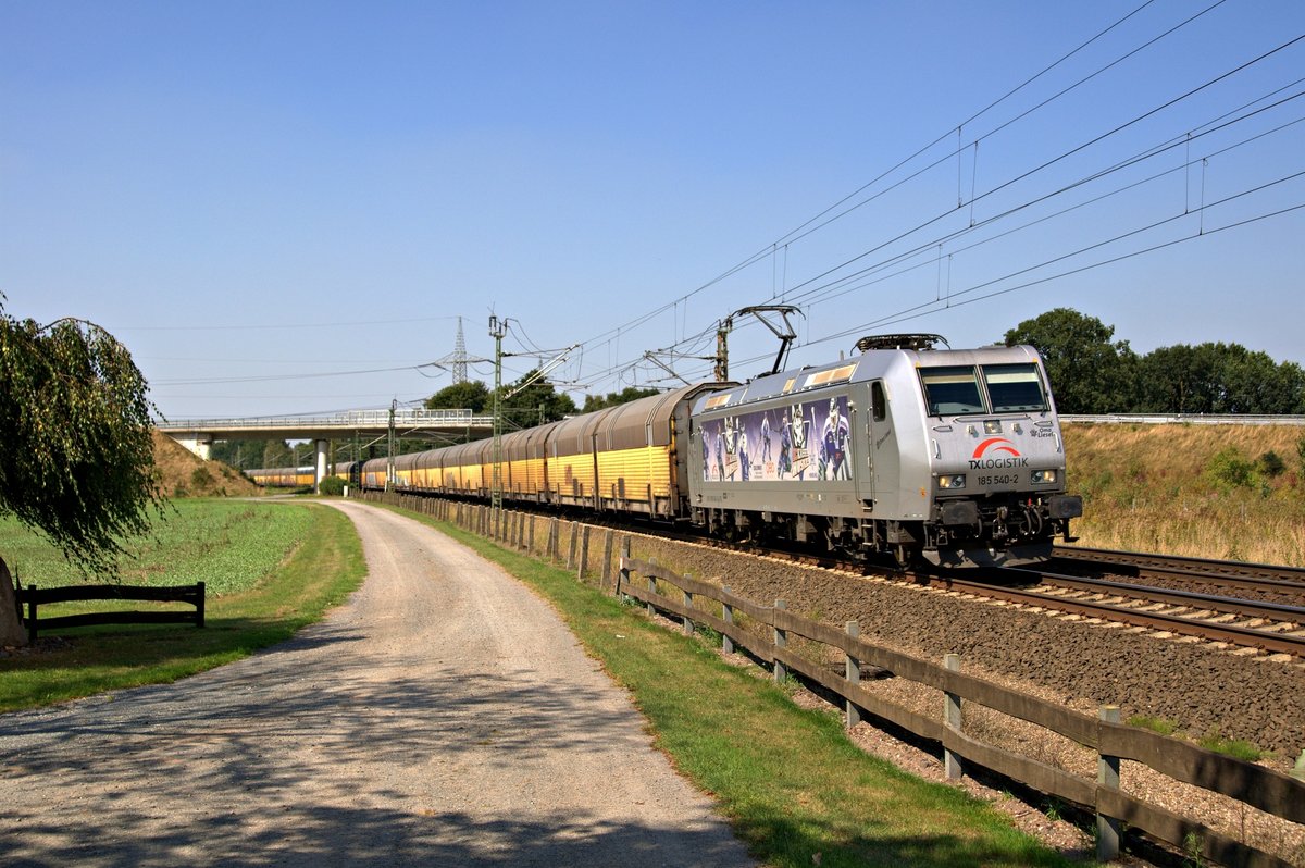 TX Logistik Austria 185 540  EC Huskies Kassel  mit einem ARS-Altmann-Autotransportzug in Richtung Hannover durch Langwedel am 26.08.16.