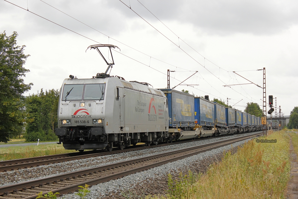 TXL 185 538-6 mit einem KLV Aufliegerzug am 29.07.2015 in Thüngersheim.