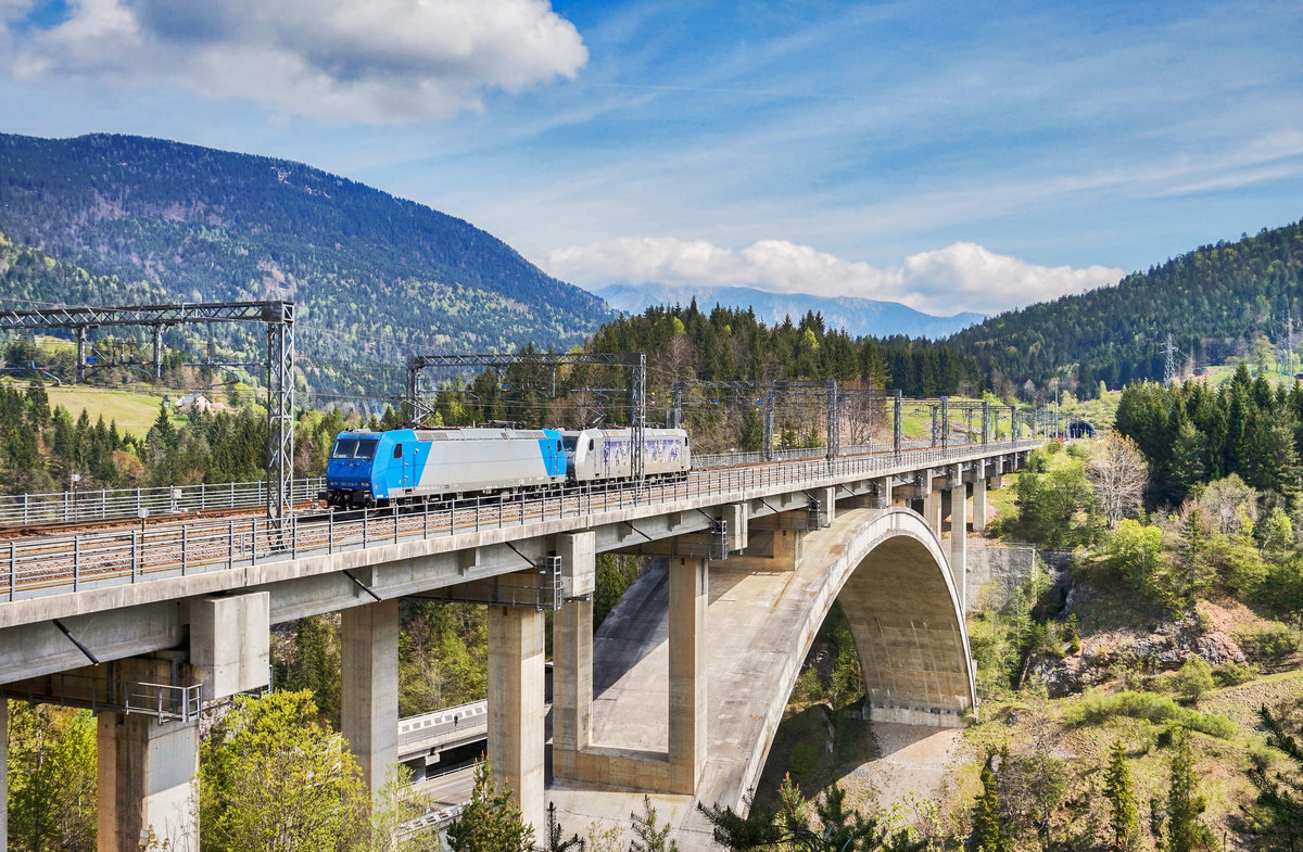 TXL 185 540-2  Kassel Huskies/Oma Liesel  fährt gemeinsam mit 185 528-7 von Alpha Trains aus dem Bahnhof Tarvisio Boscoverde, in Richtung Österreich aus.
Aufgenommen am 1.5.2017.