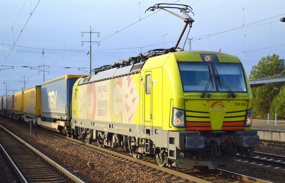 TXL - TX Logistik AG mit der Alpha Trains Vectron   193 550  [NVR-Number: 91 80 6193 550-1 D-ATLU]  Zwei Pole mit enormer Zugkraft  mit KLV-Zug Richtung Rostock am 08.12.18 Bf. Flughafen Berlin-Schönefeld.