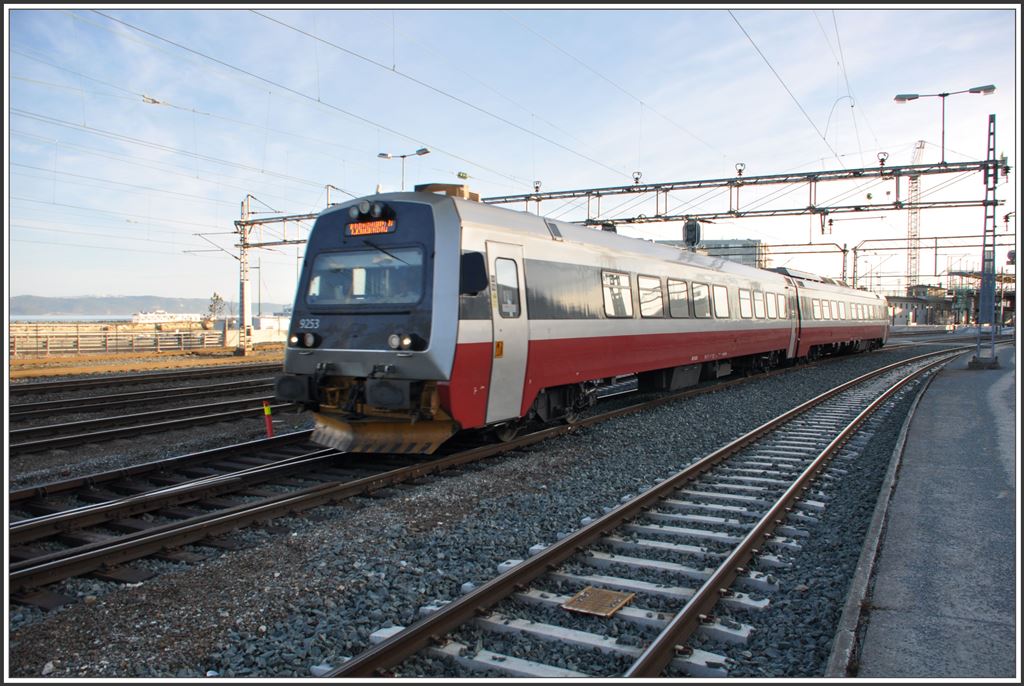 Typ 92 9253 verlässt Trondheim (13.03.2015)