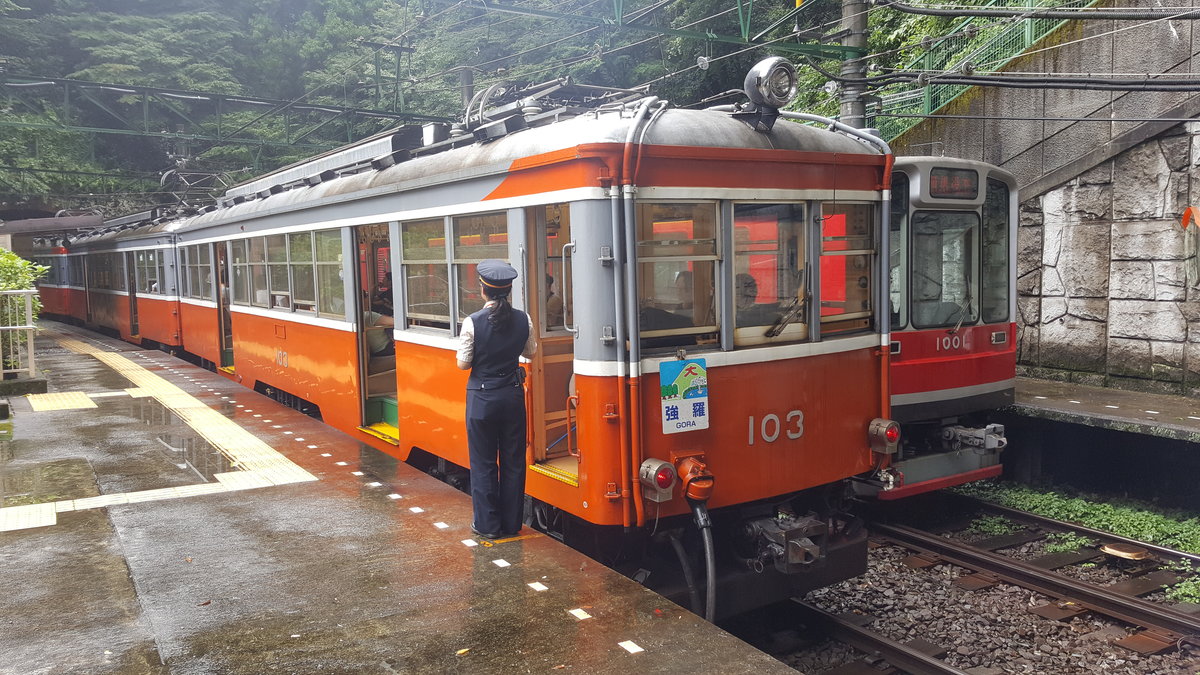 Typ MoHa 1 Wagen 103 der Hakone Tozan Railway in Richtung Gora begegnet im Bahnhof Tonosowa Wagen 1001 der Serie 1000, am 08.09.2016

Die Wagen vom Typ MoHa 1 wurden im Jahre 1919 gebaut und stammen somit aus den ersten Tagen der Hakone Tozan Railway. In 1950 wurden die Wagen grundlegend modernisiert und erhielten das heutige Aussehen. 1993 wurden sie noch einmal von Zweirichtungs- zum Einrichtungsbetrieb umgebaut. Seitdem verkehren sie ausschließlich in zwei bis drei Wagen Zügen.


