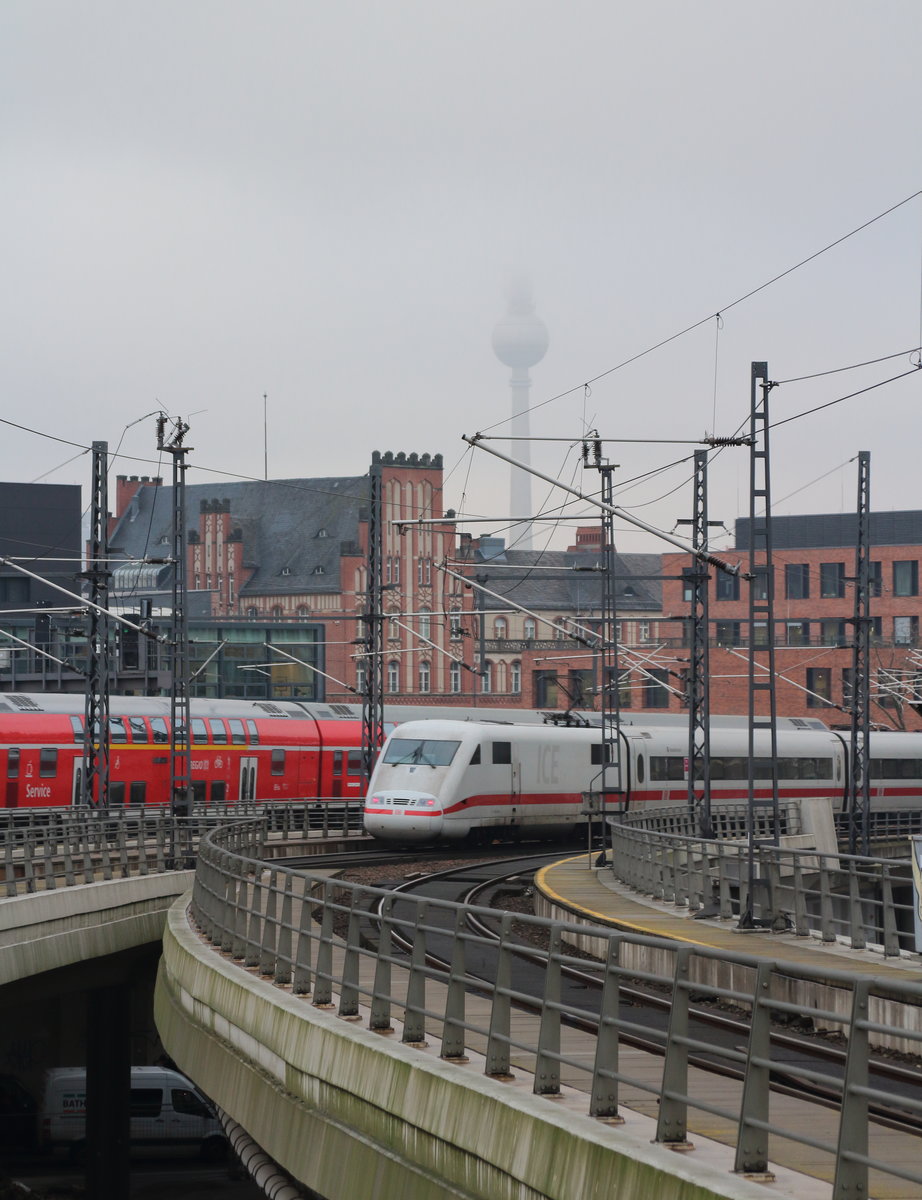 Tz 110  Gelsenkirchen  verlässt als ICE Sprinter 1092 (Frankfurt(Main)Hbf - Berlin Ostbahnhof) den Berliner Hauptbahnhof gen Osten. Wieder begrüßte mich Berlin auf meinem Kurztripp mit grauen Wolken.

Berlin Hbf, 14. Dezember 2016