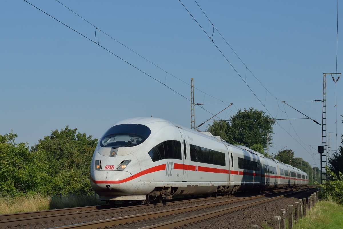 TZ 4611  Düsseldorf  am 18.07.2014 in Voerde (Niederrhein). Der Zug kommt aus Amsterdam. Nächster Halt ist Oberhausen Hauptbahnhof. 