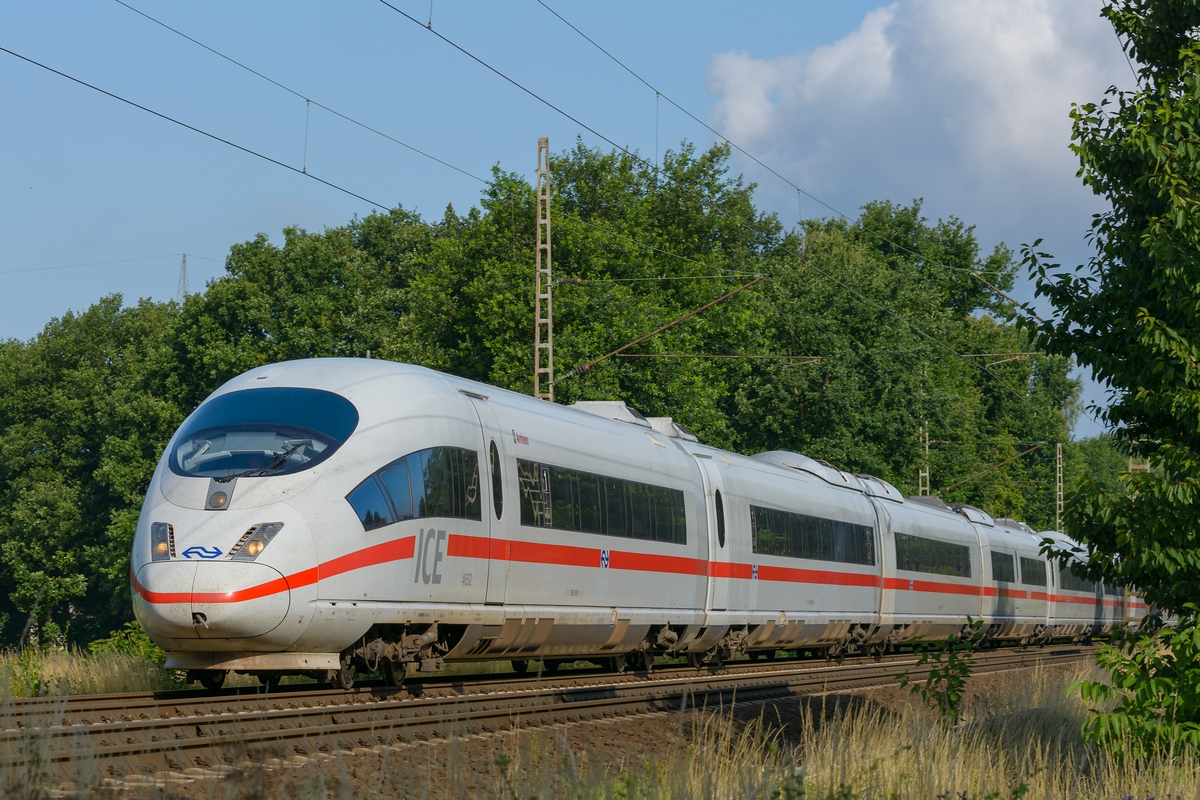 Tz 4652  Arnhem  fährt am 06.07.2015 von Amsterdam kommend durch Dinslaken.