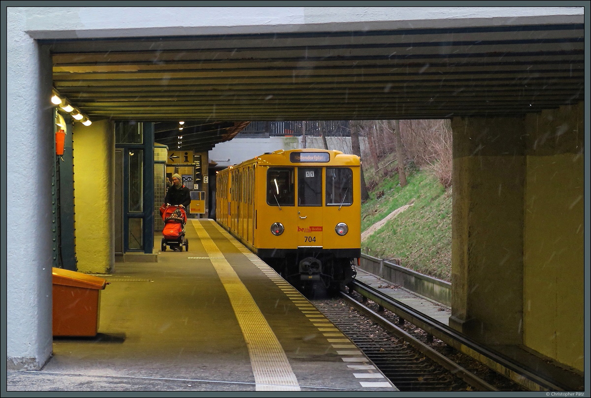 U-Bahn-Zug 704 der BVG hält auf dem Weg zum Nollendorfplatz am Bahnhof Dahlem-Dorf. (22.01.2018)