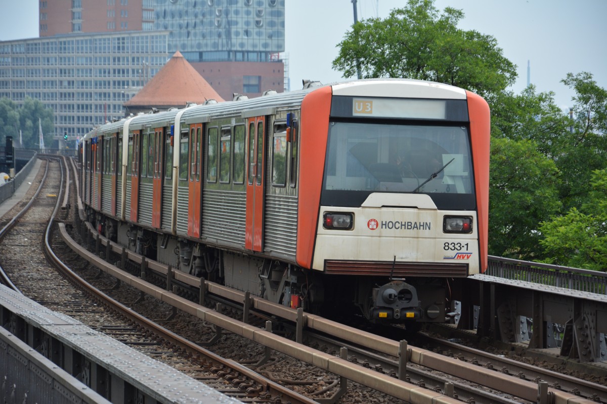 U-Bahntyp DT3E der Hamburger Hochbahn. Aufgenommen am 11.07.2015 / U-Bahnhof Hamburg Landungsbrücken.
