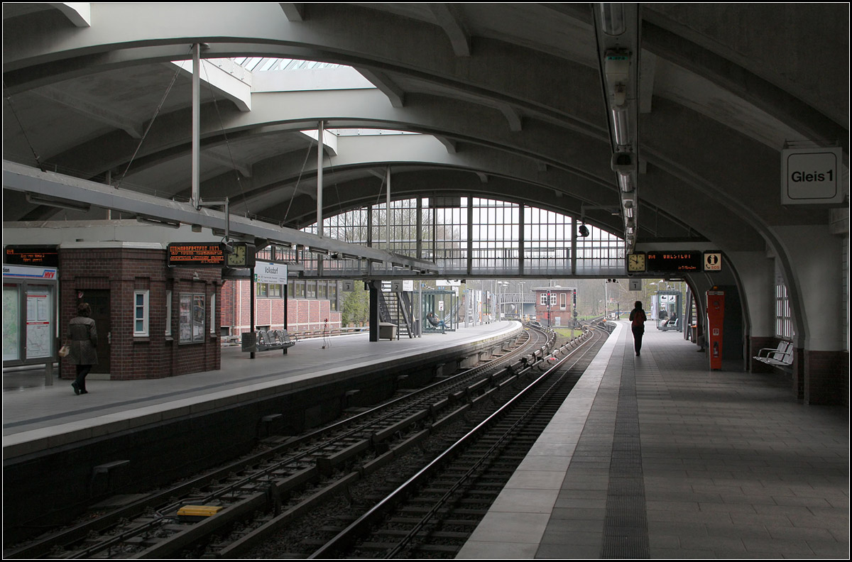 U1-Verzweigung -

An der dreigleisigen Station Volksdorf verzweigt sich die Hamburger U-Bahnlinie U1 in ihre Zweige nach Ohlstedt und Großhansdorf. Eine schön gestaltete Station, mit mittigem Oberlicht im bogenförmigen Dach.

12.04.2012 (M)
