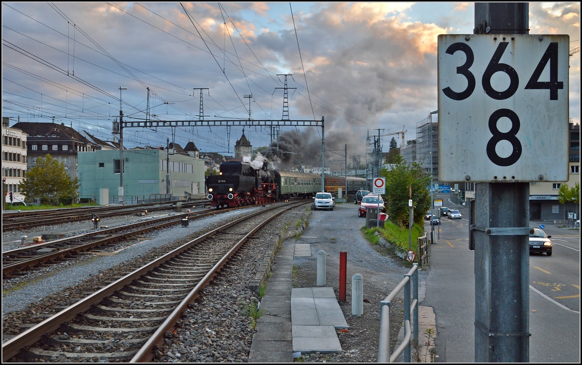 <U>150 Jahre Hochrheinbahn.</U>

Bei Kilometer 364,8 müht sich 52 7596 mit ihrem Sonderzug nach Rottweil durch die enge Weichenstraße der Schaffhauser Bahnhofsausfahrt. Oktober 2013.