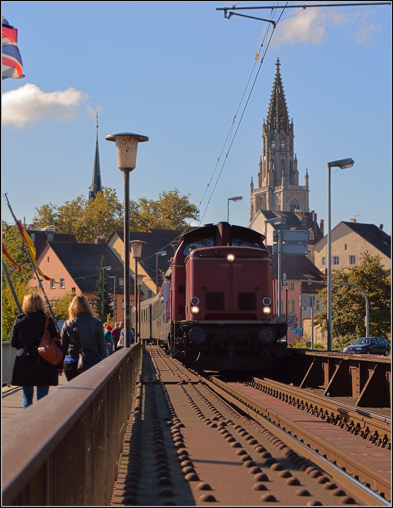 <U>150 Jahre Hochrheinbahn.</U>

Der Klassiker auf der Konstanzer Rheinbrücke mit Münster. V100 2335 mit ihrem Eilzug fährt rheinabwärts Richtung Waldshut. Oktober 2013.