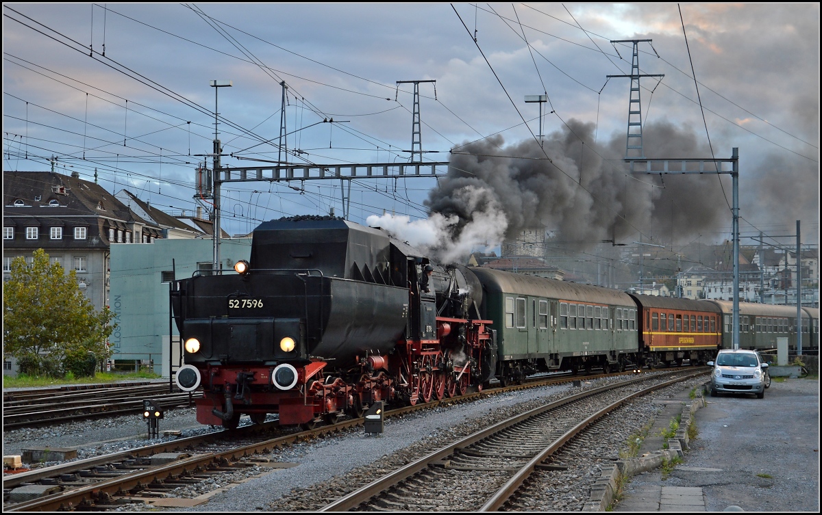 <U>150 Jahre Hochrheinbahn.</U>

Erst nachdem der normale Verkehr durchgefahren ist, darf 52 7596 Schaffhausen verlassen. Für Zweifler, der Fotostandort ist der Gehweg Hochstraße. Oktober 2013.