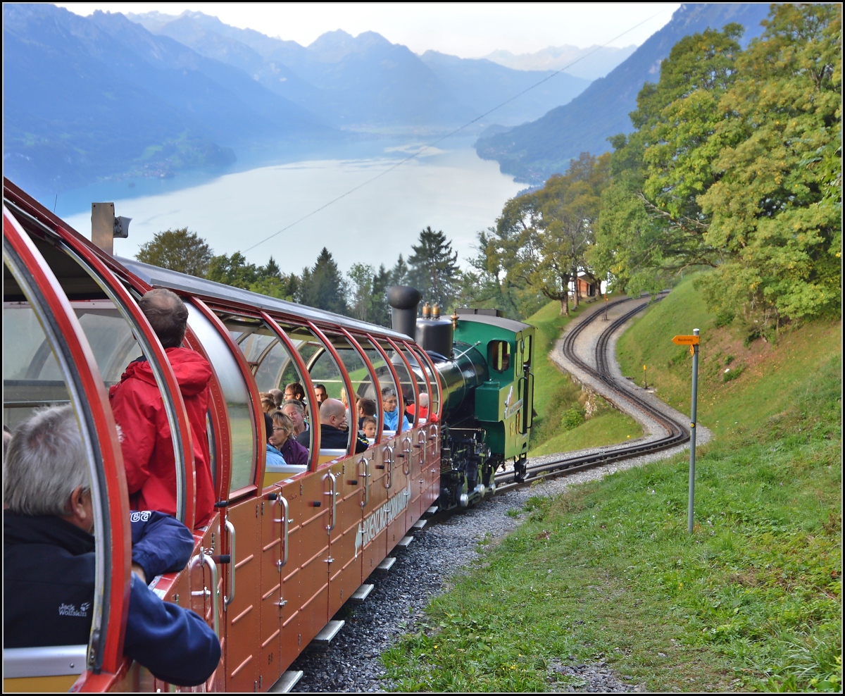 <U>Bahnbildergipfeltreffen in Brienz.</U>  

Der erste Zug kann in Geldried noch ohne Halt durchfahren. September 2013.