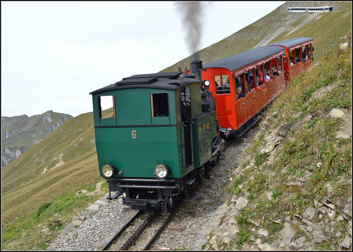 <U>Bahnbildergipfeltreffen in Brienz.</U>  

Hier wird mit Kohle geheizt. Nr. 6 auf den letzten Metern zum Gipfel. September 2013. 