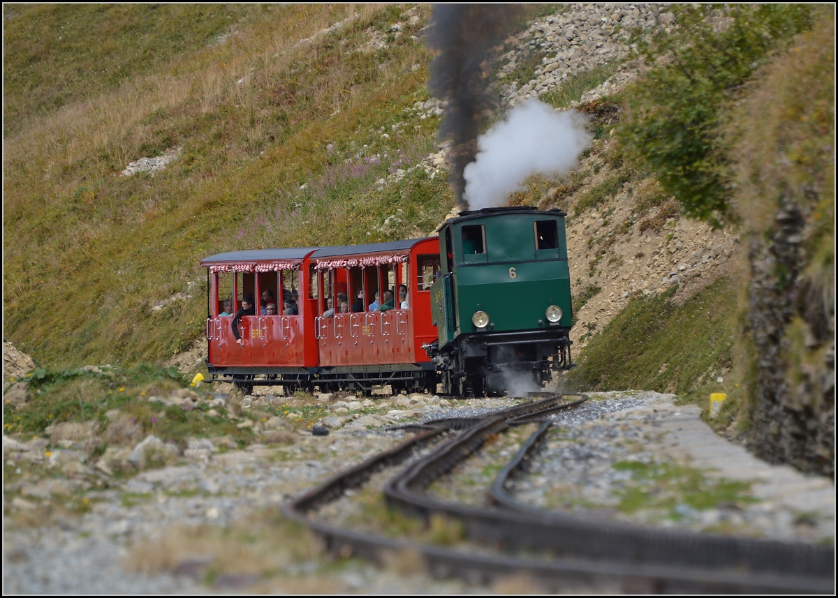 <U>Bahnbildergipfeltreffen in Brienz.</U>  

Hier wird mit Kohle geheizt. Bis 2011 gab es hier ein gerades Stück. September 2013. 
