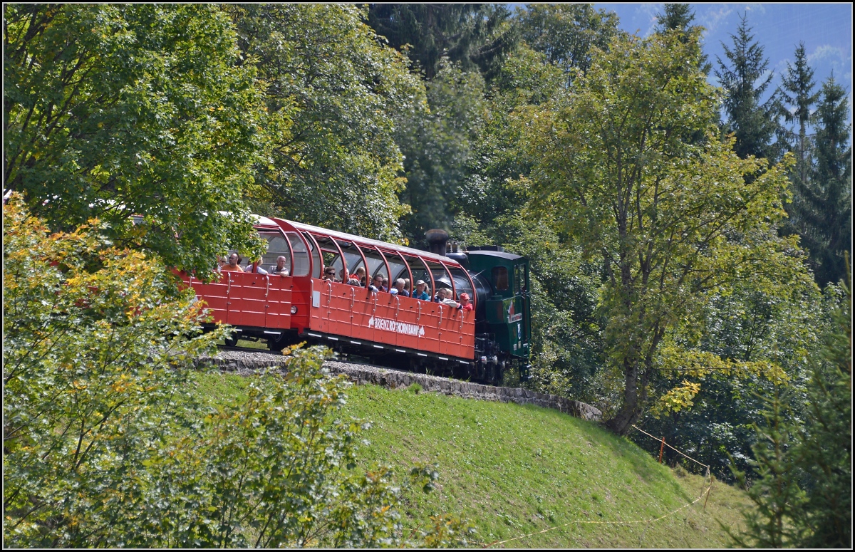 <U>Bahnbildergipfeltreffen in Brienz.</U>  

Nr. 14 fährt gerade in die Kreuzungsstelle Planalp ein. September 2013.