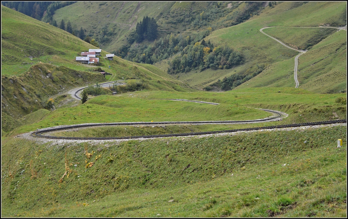 <U>Bahnbildergipfeltreffen in Brienz.</U>  

Schwungvolle Gleise über die Chüemad. September 2013. 