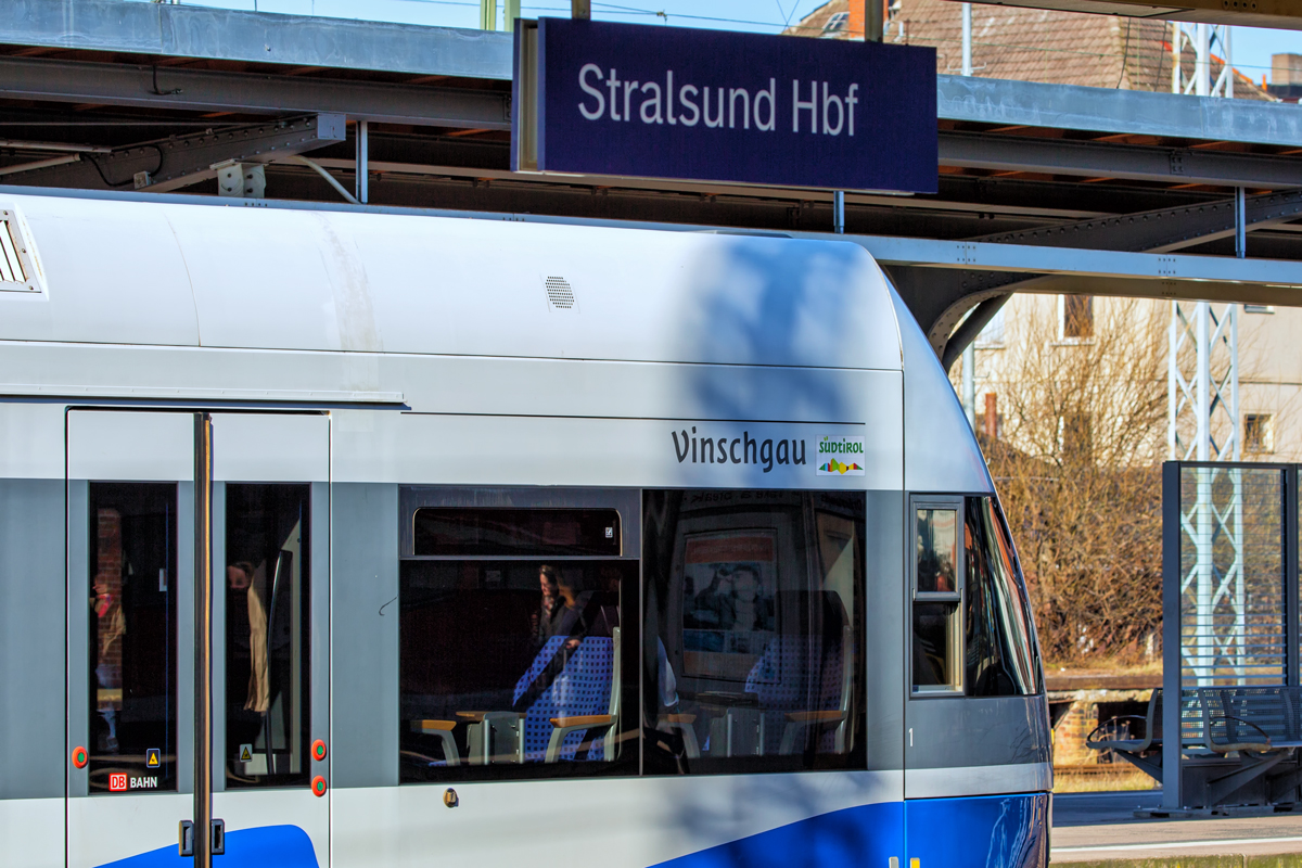 UBB Triebwagen mit Namen „Vinschgau  unter dem Bahnhofsschild in Stralsund. - 28.03.2016