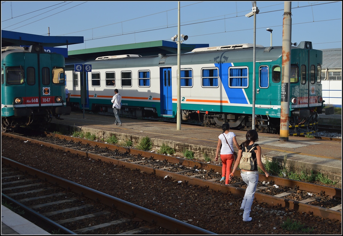 <U>Bella Calabria.</U>

Nicht nur auf den Straßen sind Verkehrsregeln relativ, auch bei der Bahn. Etwa 90% der Reisenden unterqueren die Schienen auf dem vorgeschriebenen Weg. Der Rest nutzt die Abkürzung vor den Augen des Personals. Rosarno, im August 2013. 
