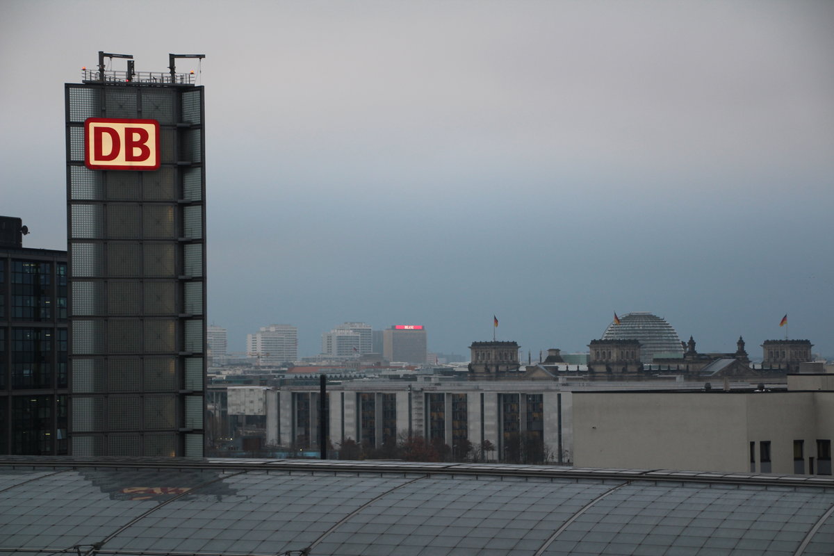 Über den Dächern Berlins.
Zu sehen ist die Halle der Berliner Hauptbahnhofs mit dem Entlüftungsturm und dem Regierungsviertel.

Berlin Hbf, 14. Dezember 2016